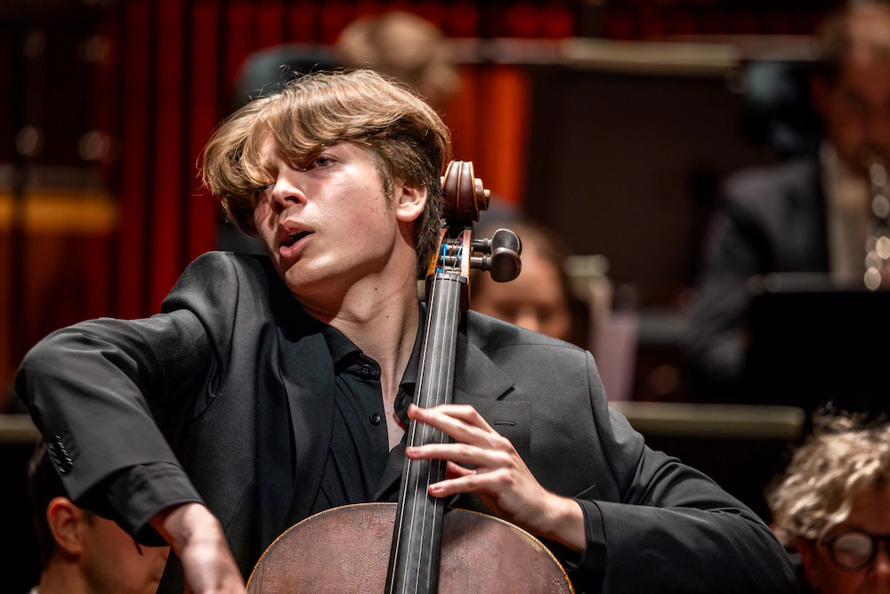 Alexander Shirinyan Rohde i cellospil foran et orkester